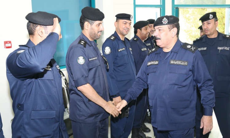 العلي مصافحا رجال الامن العام﻿