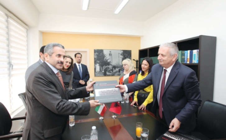 الشيخ مبارك الدعيج يتسلم هدية تذكارية من غازيم بوغريديتسا