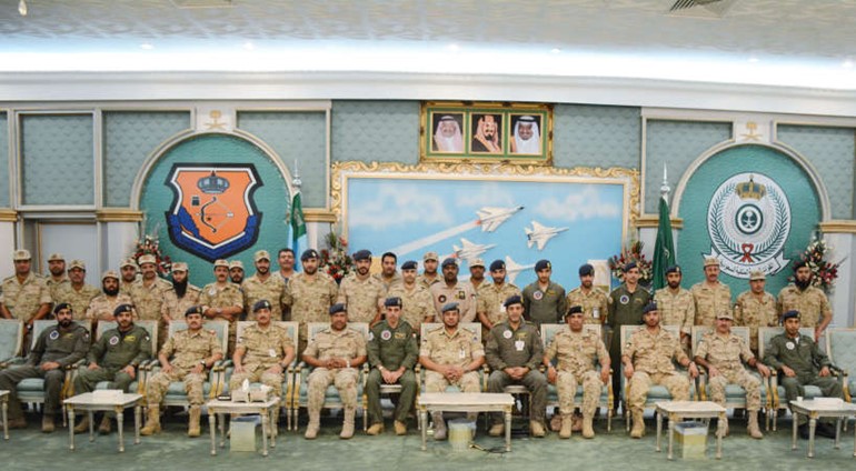 اللواء ركن طيار عبدالله يعقوب الفودري متوسطا القوات الكويتية المشاركة بالتحالف الدولي في المملكة العربية السعودية الشقيقة﻿