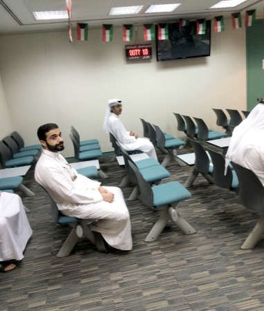  بعض المراجعين بانتظار دورهم في السكنية