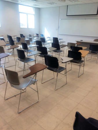 قاعات التطبيقي خاوية