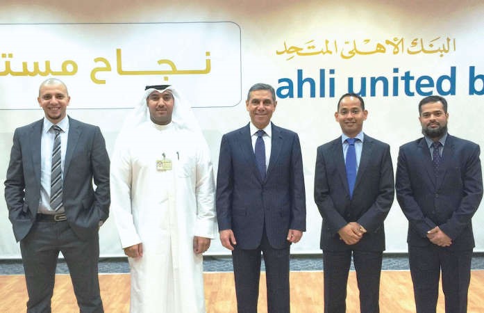 معتز الرافعي متوسطا فريق البنك الفائز