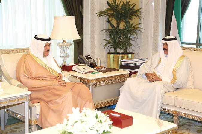  سمو ولي العهد خلال لقائه الشيخ سلمان الحمود 