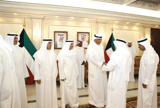  الشيخ صباح الخالد مستقبلا المهنئين من وزارة الخارجية ﻿