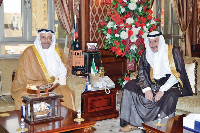 الشيخ فيصل الحمود مستقبلا القنصل صالح الصقعبي