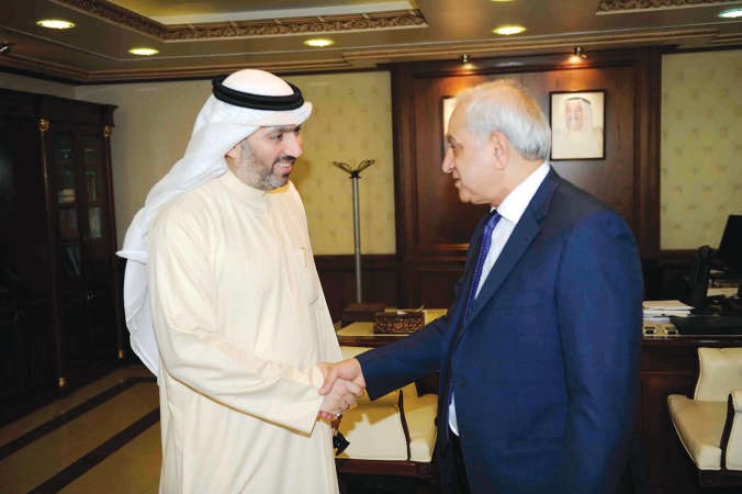 د بدر العيسى مصافحا الزميل محمود الموسوي 