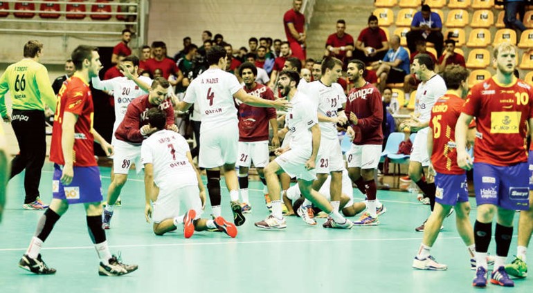 فرحة لاعبي منتخب قطر بالفوز على اسبانيا