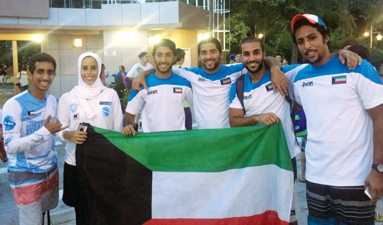 وفي صورة جماعية حاملا علم الكويت﻿