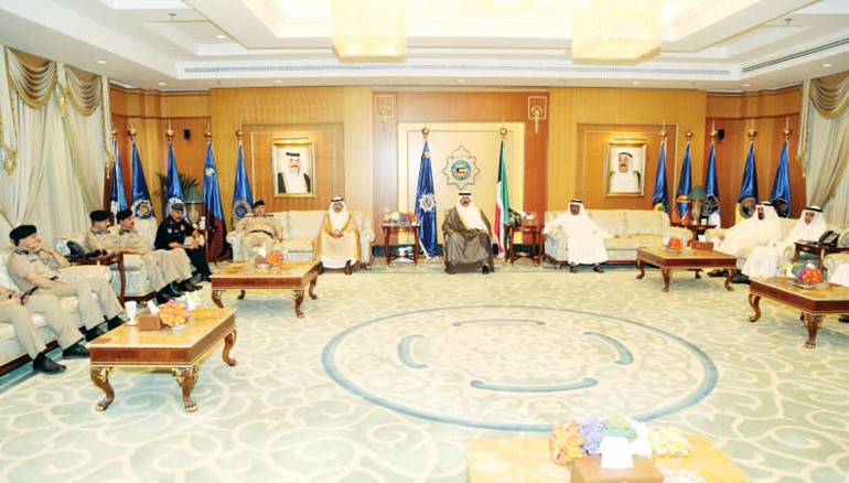 الخالد متوسطا قيادات وزارة الداخلية خلال الاستقبال﻿