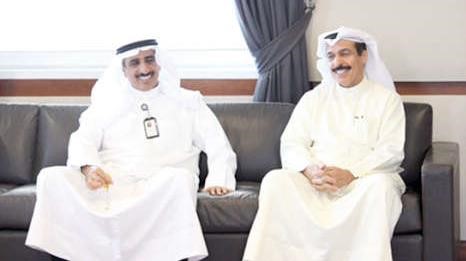 عبدالعزيز الزبن ومحمد الرومي خلال استقبال المهنئين ﻿
