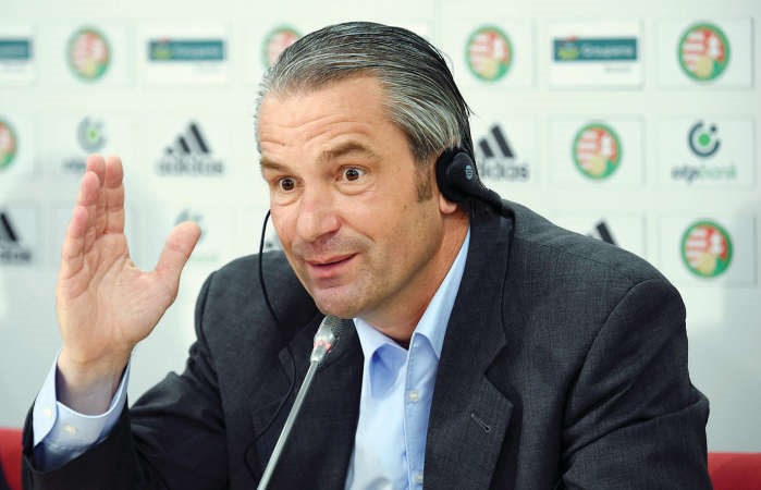  مدرب المجر الجديد الالماني برند ستورك في المؤتمر الصحافي 