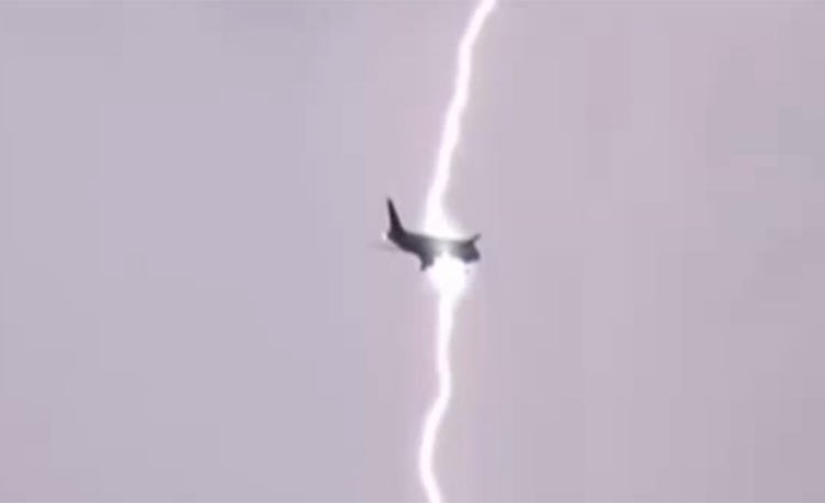 بالفيديو.. البرق يضرب طائرة ركاب خلال تحليقها بالجو