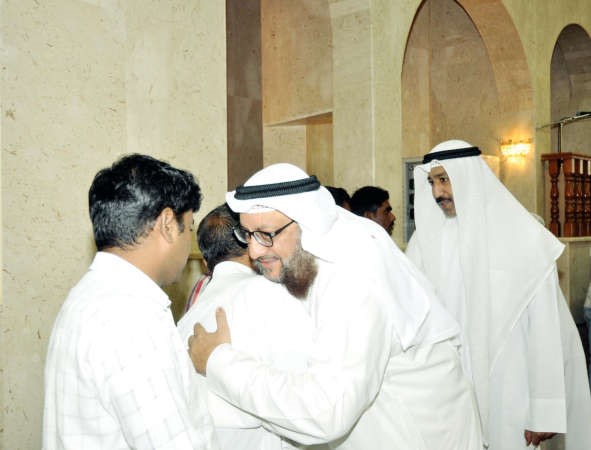 تقديم التهنئة بعد النطق بالشهادتين