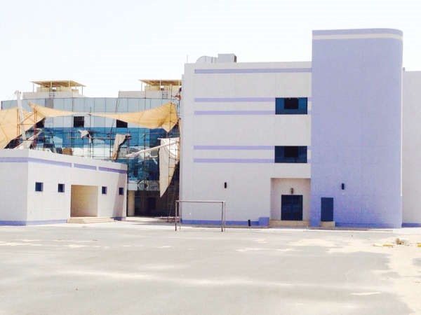 مظلة المدرسة التي سقطت جراء الرياح 