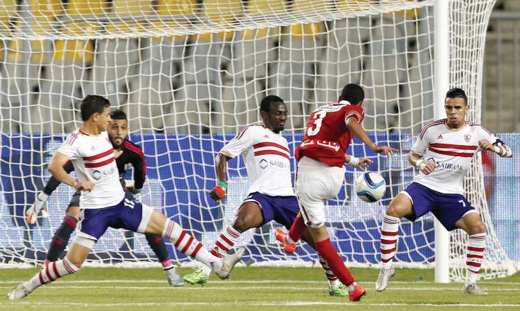 نجم الاهلي مؤمن زكريا يسدد الكرة التي جاء منها الهدف الاول وعجز حارس الزمالك احمد الشناوي عن صدهارويترز