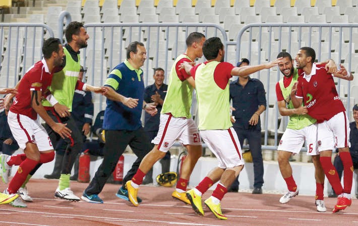 فرحة لاعبي الاهلي بالهدف الثاني والحاسم 