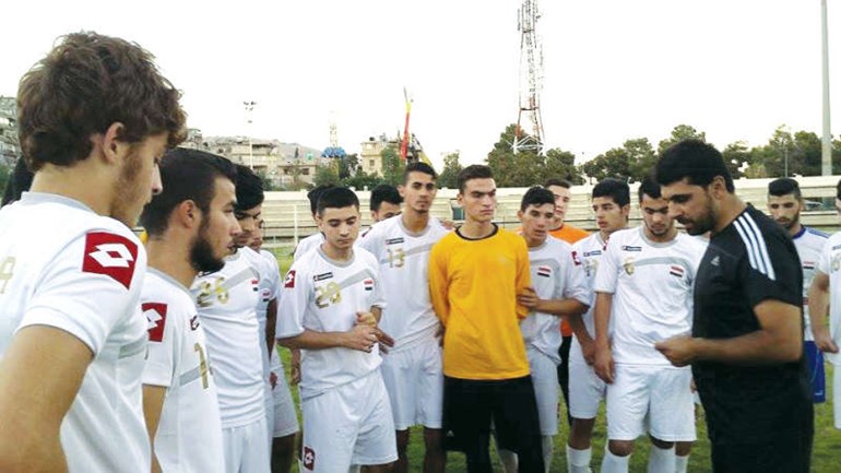 المدرب عمار الشمالي يوجه لاعبي المنتخب السوري للشباب قبل بدء التدريب 