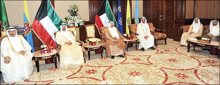 صاحب السمو الامير الشيخ صباح الاحمد خلال استقباله الوفد الشعبي بحضور سمو ولي العهد الشيخ نواف الاحمد