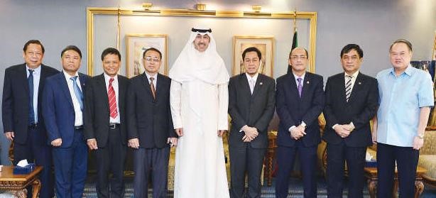 الشيخ فواز الخالد متوسطا سفراء الاسيان﻿