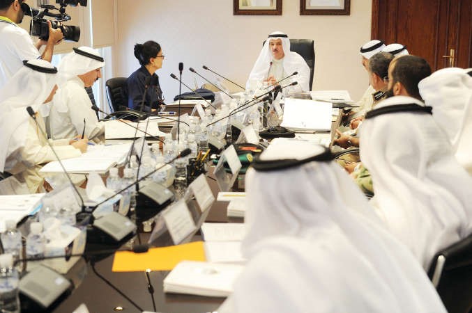 الشيخ سلمان الحمود اثناء ترؤسه الاجتماع الرابع للجنة الدائمة للاحتفال بالاعياد والمناسبات الوطنية بحضور الشيخة امثال الاحمد