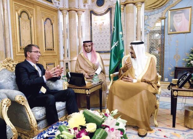 خادم الحرمين الشريفين الملك سلمان بن عبدالعزيز خلال استقباله وزير الدفاع الاميركي اشتون كارتر فيجدة امس رويترز 