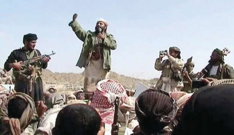 صورة ارشيفية لمحسن الفضلي خلال تواجده مع اعضاء من القاعدة