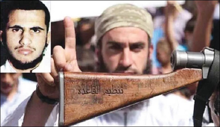 محسن الفضلي رافعا سلاحه المدون عليه تنظيم القاعدة وفي الاطار صورة ارشيفية له