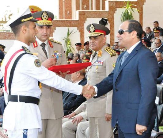  الرئيس المصري عبد الفتاح السيسى يقلد اول خريجى الكلية البحرية نوط الامتياز 