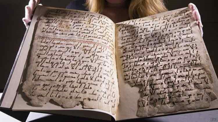 كتب النص بخط حجازي، وهو من الخطوط العربية الاولى، وهو ما يجعل الوثيقة واحدة من اقدم نسخ القران في العالم