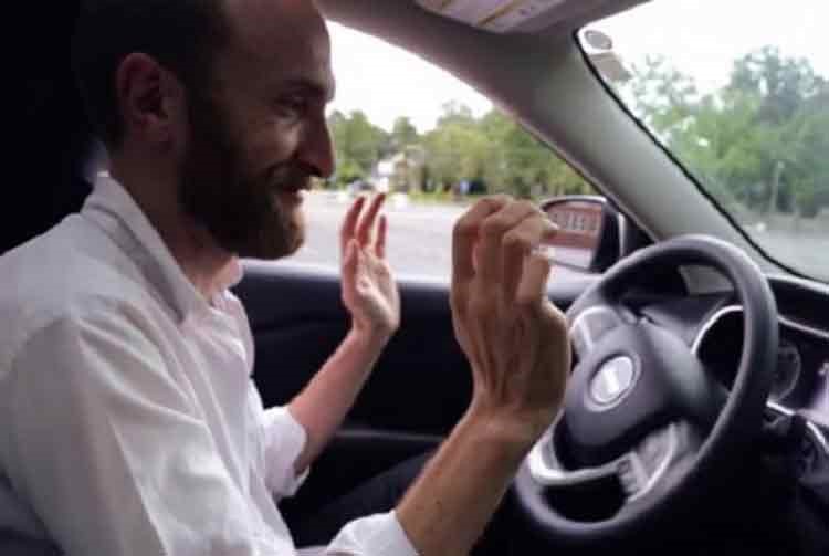 بالفيديو.. "هاكرز" يتحكم عن بعد بسيارة ويقودها بسرعة 100 كيلومتر
