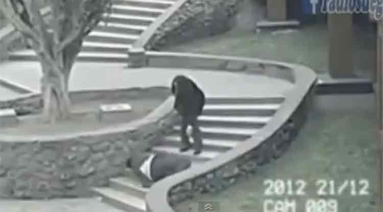 بالفيديو.. أطرف نتائج انشغال المارة بالوسائل التكنولوجية الحديثة 