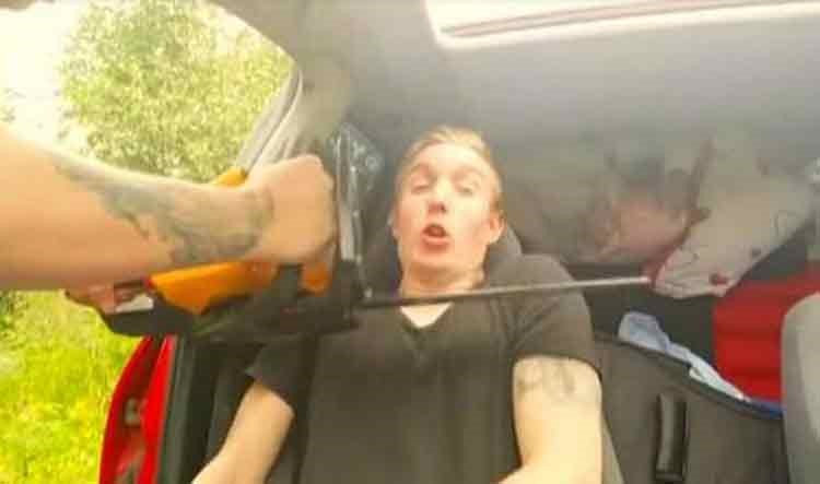 بالفيديو.. نرويجي يسلّط منشاراً كهربائياً على عنق صديقه النائم