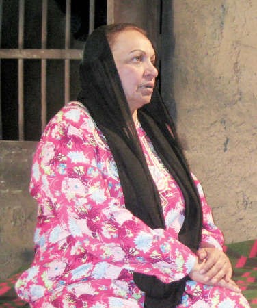 أمل عباس: «اللي يطلع السلم بسرعة يطيح بسرعة»!