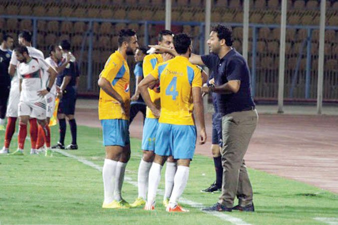 المدرب احمد حسام ميدو يوجه لاعبي الاسماعيلي خلال اللقاء امام الرجاء