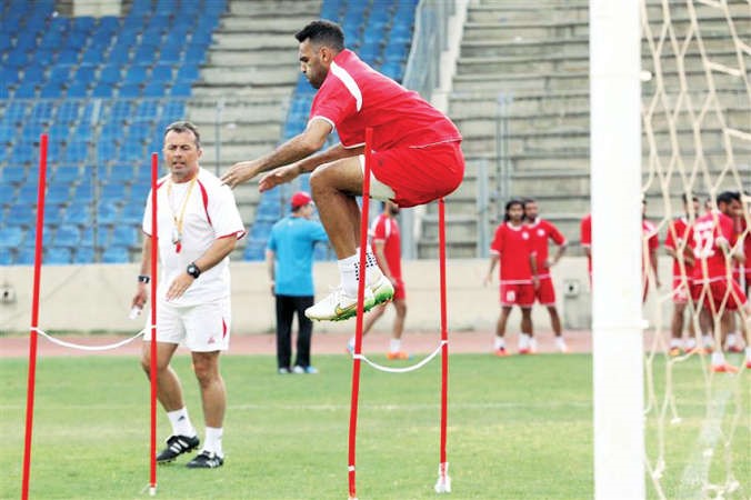 مدرب لبنان ميودراغ رادولوفيتش يتابع اللاعبين في تدريب سابق﻿