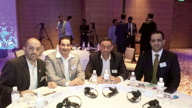 احمدالدويلة يتوسط عددا من الحضور خلال ورشة العمل﻿