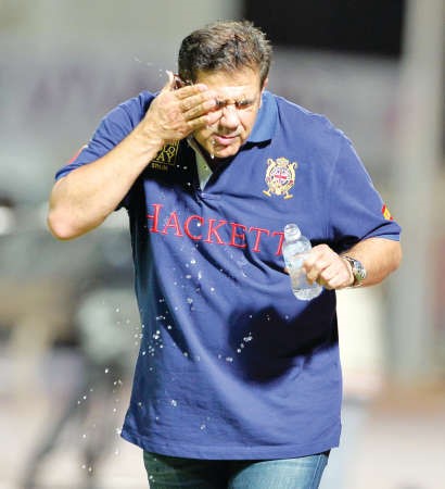مدرب الابيض محمد ابراهيم يرطب عينه بالماء البارد	 الازرق كوم﻿