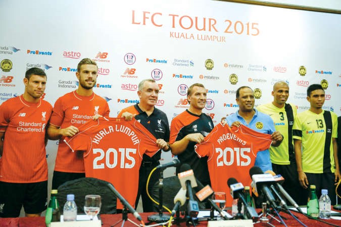 مدرب ليفربول رودجرز مع لاعبيه ميلنر وهندرسون مع مدرب فريق ماليزيا دولا صالح اپ