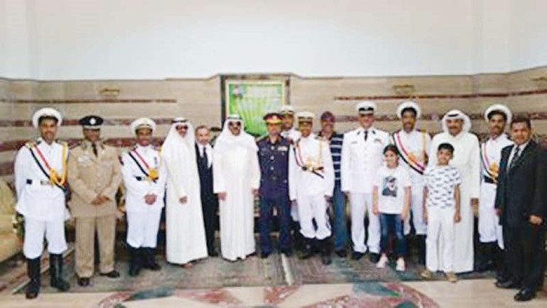 الطلبة الكويتيون الخريجون مع ذويهم عقب حفل التخرج في الاسكندرية