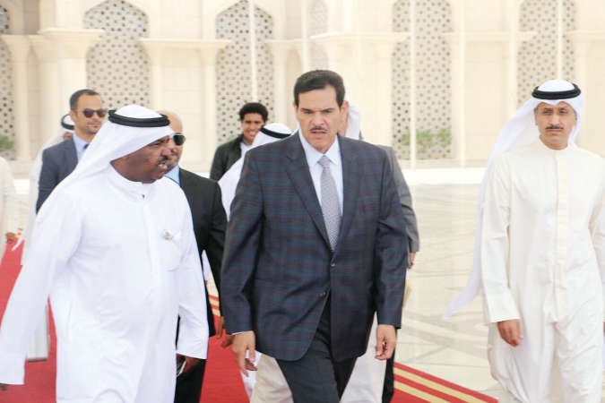  الشيخ سلمان الحمود اثناء مغادرته الى ايطاليا وفي وداعه وكيل الاعلام طارق المزرم