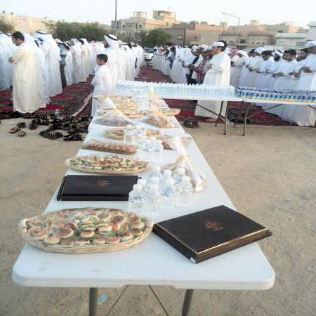 جمعية حطين وفرت المياه والعصائر والتمر والمخبوزات للمصلين﻿