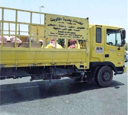 عمال النظافة داخل الشاحنة تحت اشعة الشمس وقت الظهيرة