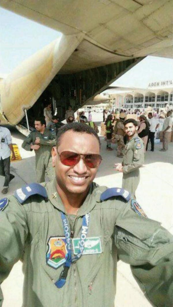 سيلفي لطيارين سعوديين في مطار عدن ووصول اول طائرة اغاثة من القوات الجوية السعودية