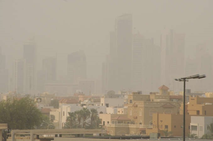 الرطوبة الكثيفة تخفي معالم العاصمة امس وفي الاطار اليمين تكون غيوم صيفية في سماء البلاد، والى اليسار الدائري السادس بعد هطول امطار خفيفةهاني الشمري﻿