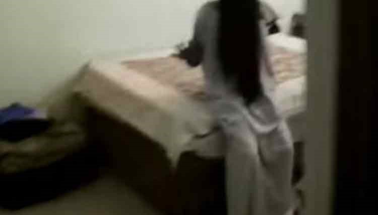 بالفيديو.. شاهد لقطات مرعبة لشاب يرصد شبح فتاة داخل غرفته القديمة
