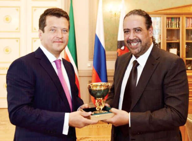 الشيخ احمد الفهد يتسلم الهدية التذكارية من عمدة كازان﻿