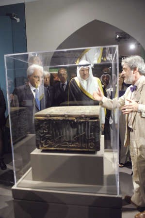 الرئيس الايطالي والشيخ سلمان الحمود يتفقدان مقتنيات المعرض