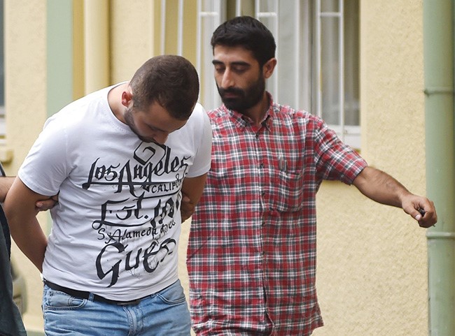 عنصر من الشرطة التركية بالزي المدني خلال اعتقاله مشتبها بانتمائه الى داعش في اسطنبول امس افپ 