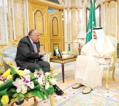 خادم الحرمين الشريفين الملك سلمان بن عبدالعزيز خلال استقباله وزير الخارجية المصري سامح شكري في جدة مساء امس الاول 	واس ﻿