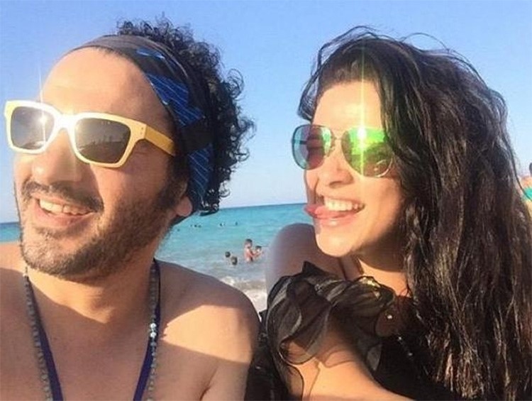 صورة: ياسمين عبدالعزيز تثير حيرة جمهورها بصورة على الشاطئ مع أحمد حلمي